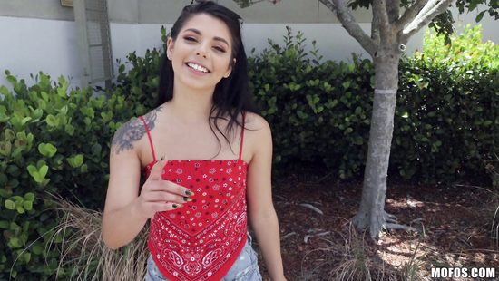 За такие деньги шикарная латинка раздвинула ножки перед пикапером