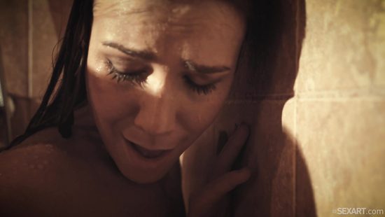 Влажная страсть в душевой комнате молодых любовников