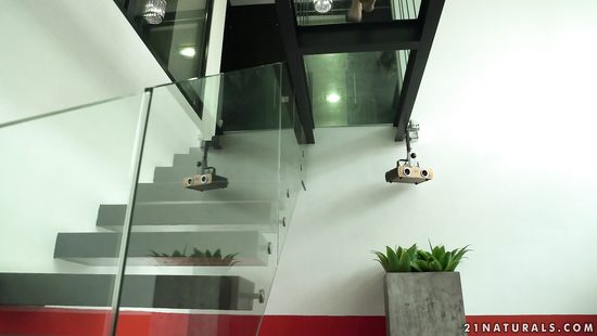 Отпердолил утром красивую подругу и залил ей спермой всё лицо