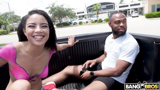 Негритянка в нарисованной одежде ходит по улицам и трахается со всеми желающими