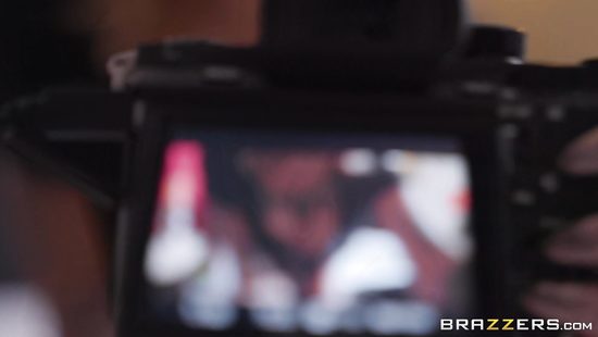 В ресторане два мужика довели до сквирта известную порно звезду