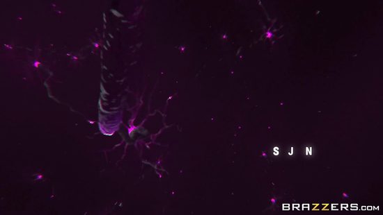 Создатели обучают белокурую девушку андроида групповому сексу