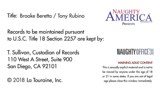 Вылизал пилотку дрочащей начальнице и предложил стоячий хрен