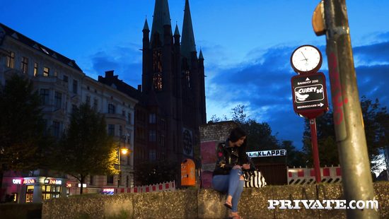 На вечеринке в Берлине познакомилась с усатым самцом и дала ему в попку