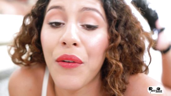 Француз жестко трахнул подругу в рот и жопу и обоссал её после секса