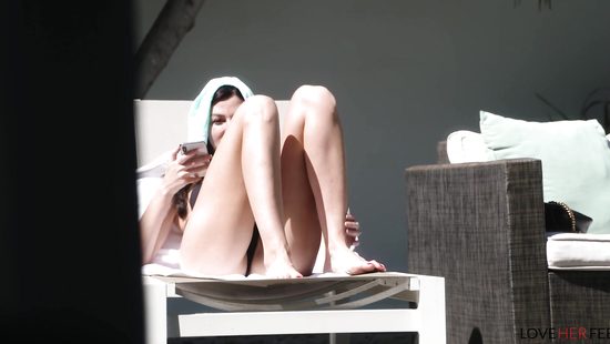 За молчание тёлка наградила соседа фут фетишем и присела на член