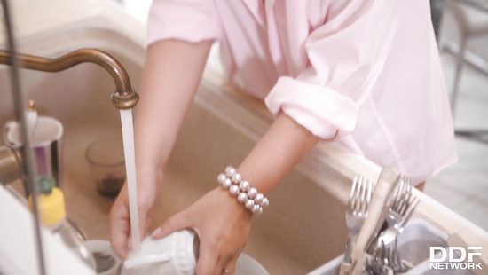 Сантехник нашёл в мойке дилдо и жестко трахнул в очко молодую домохозяйку