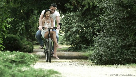 Покатал красивую подругу на велосипеде и отпорол на свежем воздухе