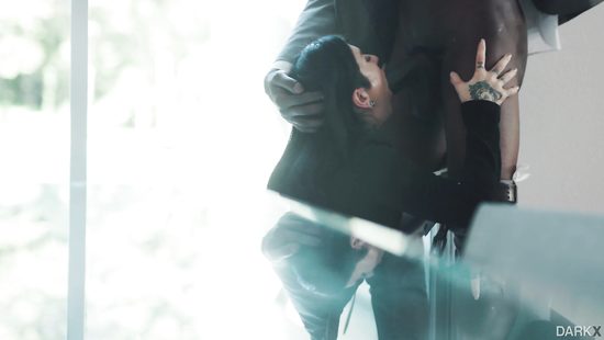 Ради сохранения отношений, брюнетка позволила негру распечатать попку