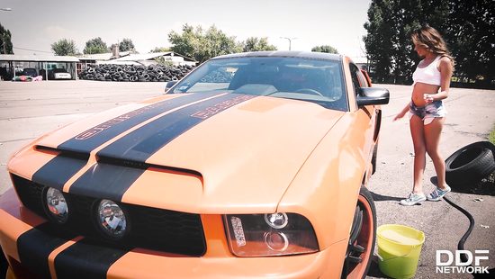 Мустанг и мастурбация длинноногой рыжеволосой куколки на мойке