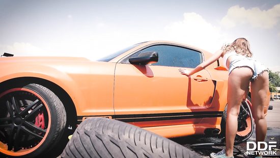 Мустанг и мастурбация длинноногой рыжеволосой куколки на мойке