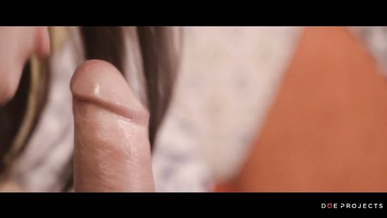 Застала голым парня подруги и быстро запрыгнула к нему на член