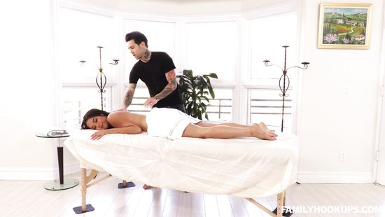 После тренировки массажист отжарил на кушетке фитоняшку мулатку