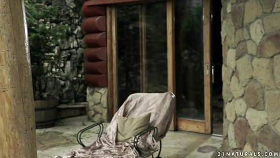 Венгерская красотка получает наслаждение от секса на свежем воздухе