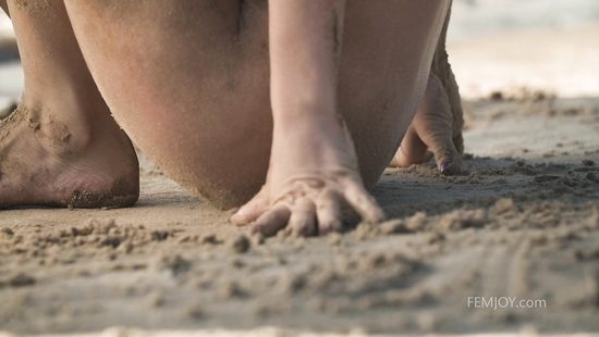 Украинская красотка на берегу реки показывает вам свои прелести