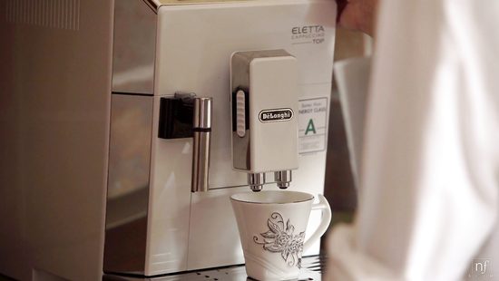 На кухне красиво трахнул молодую супругу и кончил в лысую киску