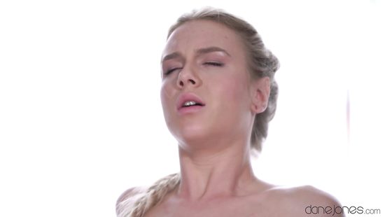 Русская блондинка с косой красиво трахается с иностранным бойфрендом