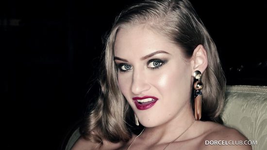 У горящего камина татуированный мужик поставил раком красивую любовницу