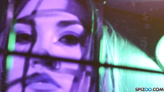 Властная грудастая лесбиянка добивается покорности от молодой красотки