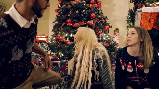 Сестрёнки лесбиянки соблазнили на групповой секс знакомого парня