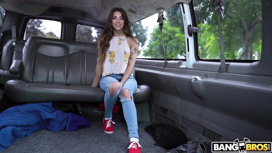 За 400 баксов латинка показала сиськи и дала пикаперу в машине