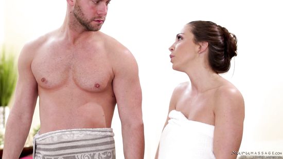 Программист согласился чтобы грудастая красотка сделала ему нуру массаж