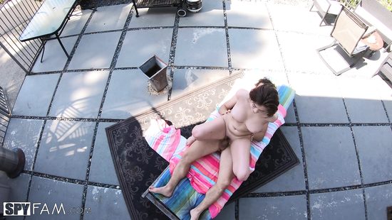 Намазал соседку кремом для загара и показал свой вставший член