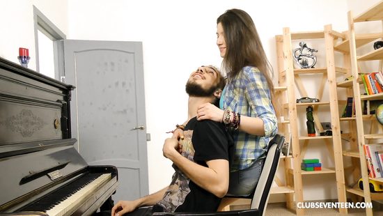 Музыкант оторвался от пианино и поимел темноволосую подружку раком