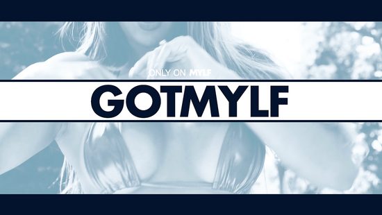 Светловолосая милфа с огромными титьками отдалась молодому соседу