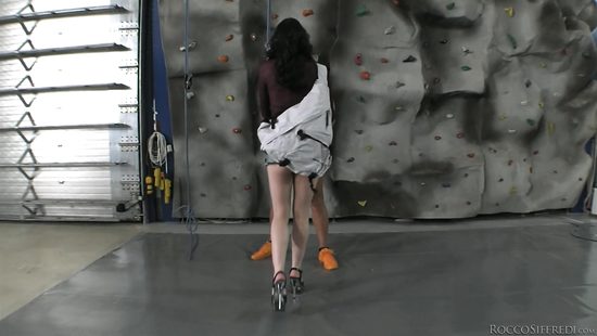 Итальянские спортсменки развели тренера по скалолазанию на групповой анал