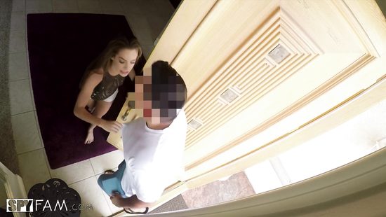 Секс падчерицы и отчима в спальне попал на скрытую камеру