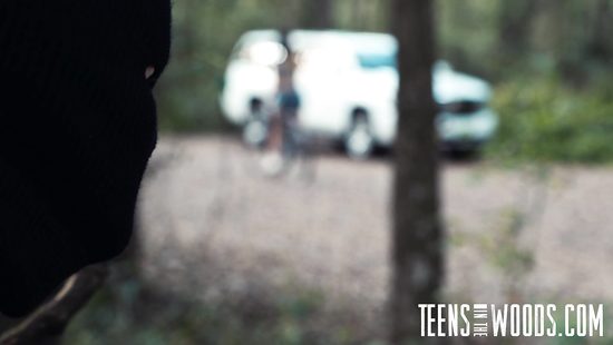 Волосатый развратник в лесной избушке жёстко трахнул двух подруг