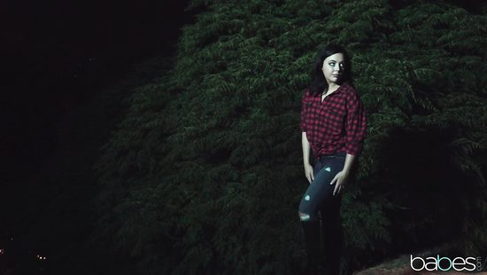 Ночью на природе незнакомец классно отпорол красивую брюнетку