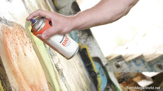 Уличный художник подарил тёлке картину на стене и засадил ей на улице