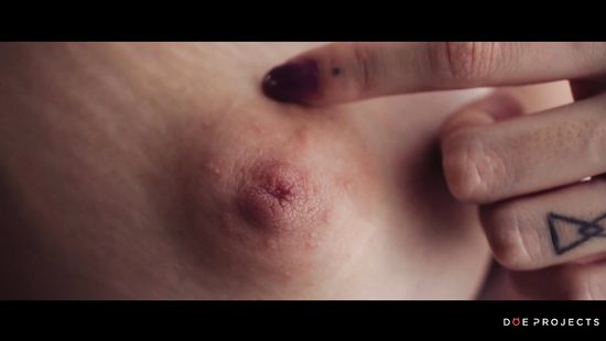 Офигенный минет на кровати засыпанной хлопьями и сперма на губах