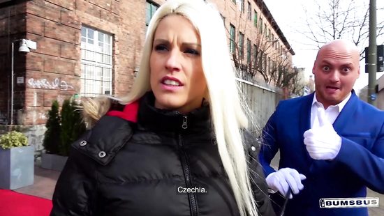 Пикапер в костюме развёл на секс в машине грудастую чешскую красотку