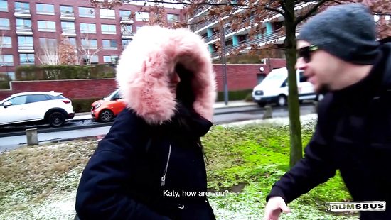 Повелась на бесплатный массаж и дала пикаперу в машине на камеру