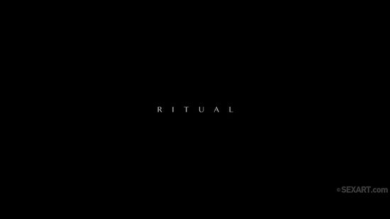 В тёмной комнате подружки лесбиянки вместо массажа потрахались