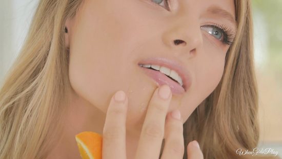 Сладкие тёлочки пьют апельсиновый сок и наслаждаются кунилингусом