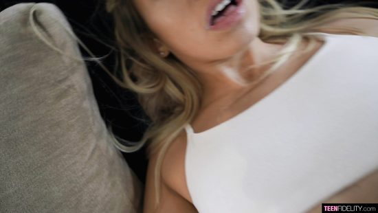 Стареющий отчим жёстко трахнул светловолосую падчерицу спортсменку