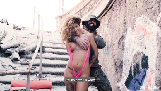 Солдат в самоволке отжарил на улице грудастую латинку