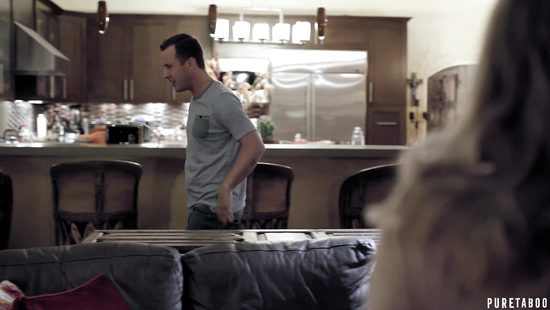 Няню хозяин застукал за мастурбацией и в наказание кончил в манду