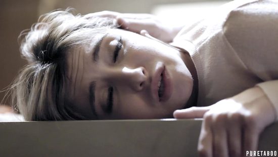 Няню хозяин застукал за мастурбацией и в наказание кончил в манду