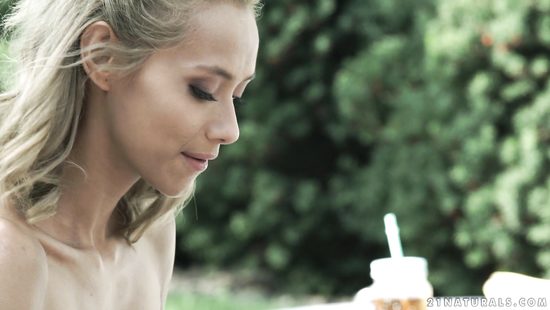 Обнимал и целовал красивую подружку пока не засадил ей в сочную попку