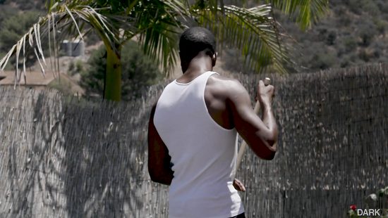 Ландшафтный дизайнер спас блондинку в бассейне и чпокнул чёрным членом