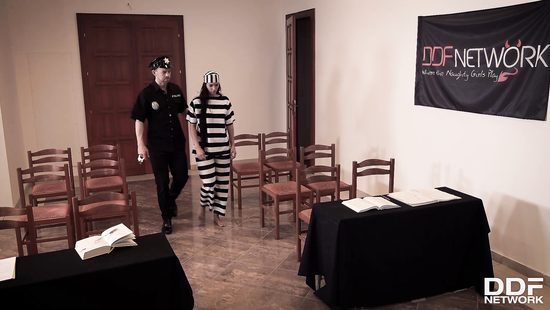 После процесса в зале суда устроили жаркую групповую оргию