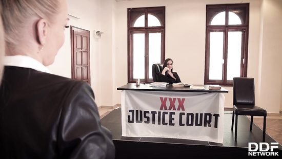 После процесса в зале суда устроили жаркую групповую оргию