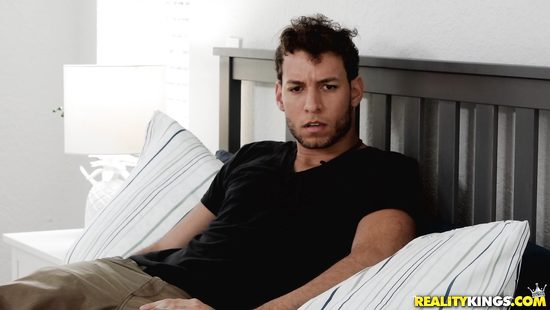 В гардеробной замужняя сучка изменяет мужу с любовником