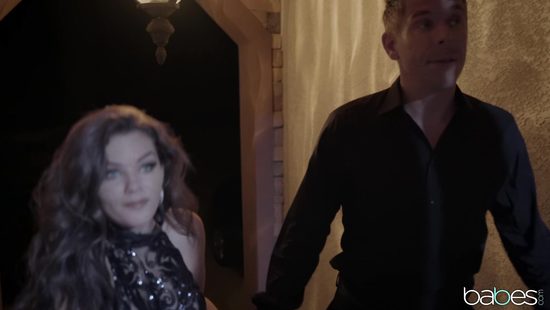 На вечеринке свингеров белая дама перепихнулась с темнокожим жеребцом