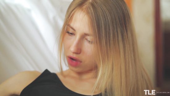 Белорусская красотка возбуждается при виде своей обуви на каблуках